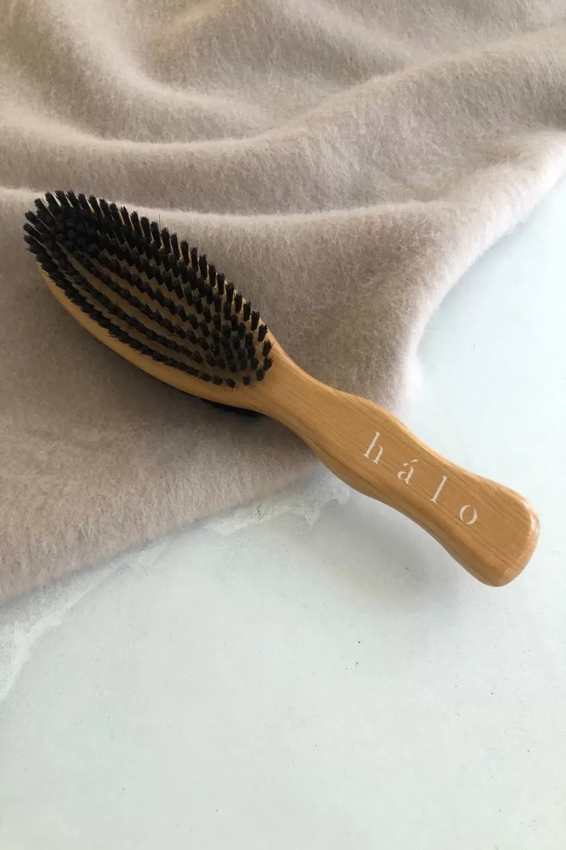 Hálo wooden garment brush for coats